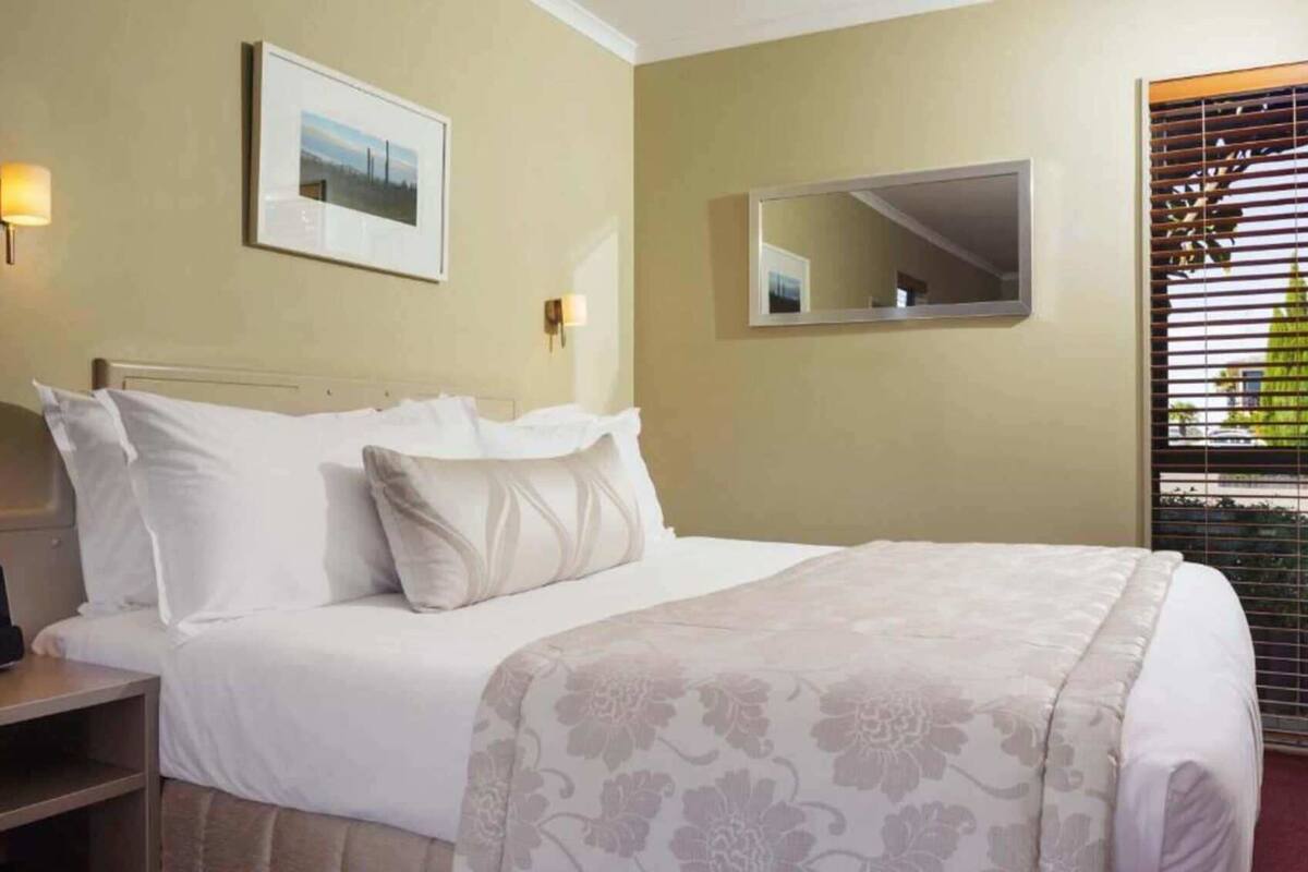 Escritorio y espacio para trabajar con laptop