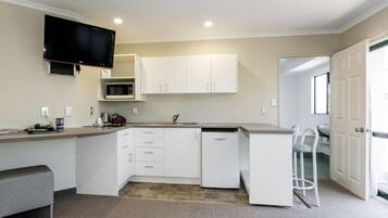 Executive Studio | Private kitchenette | Fridge, microwave, coffee/tea maker, electric kettle