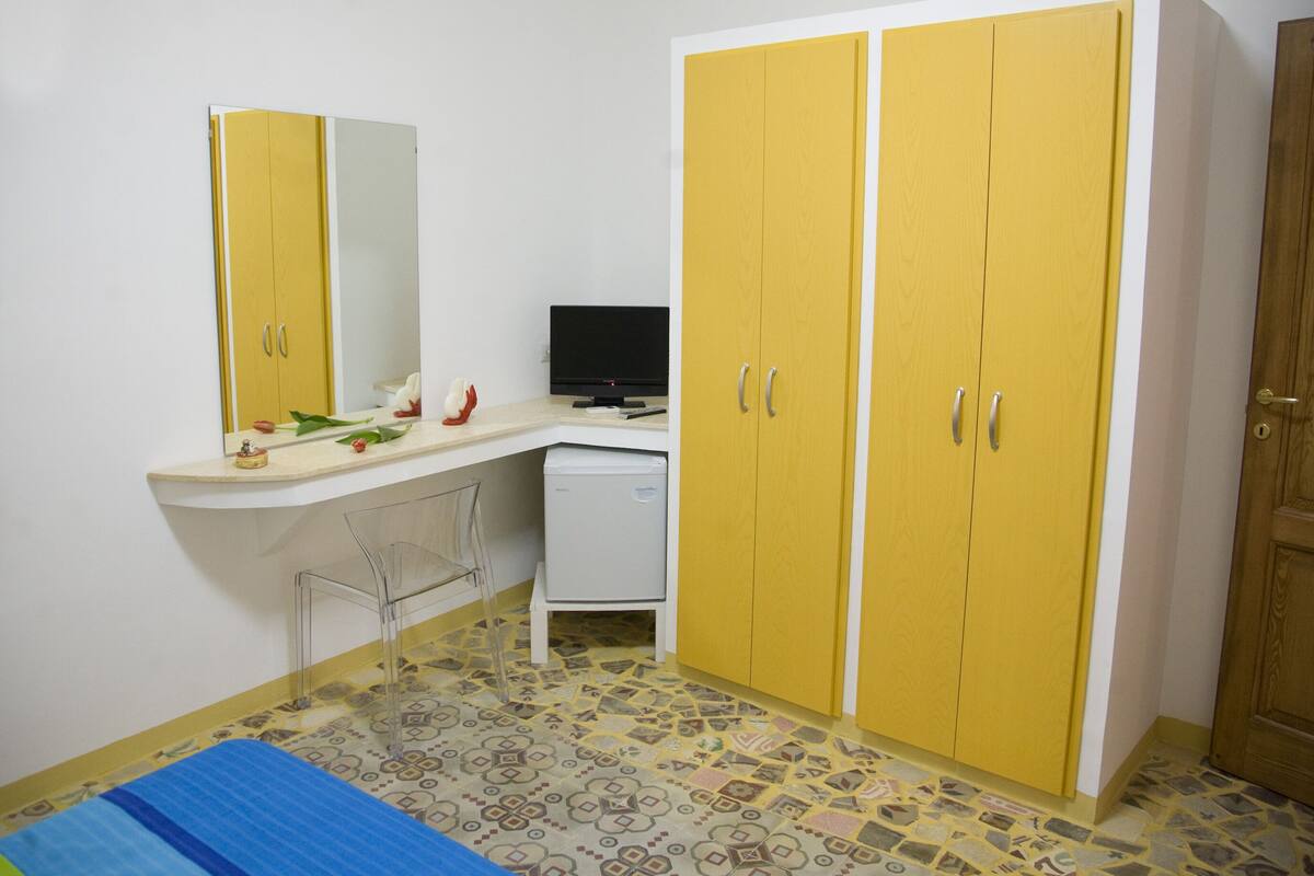 Cribs (free), rollaway beds (surcharge)