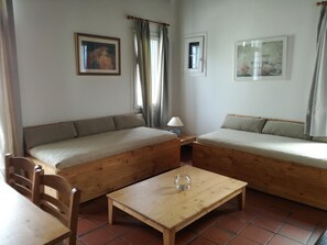 Apartment, 1 Bedroom (4 adults) | Living room