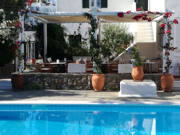 Poolside bar - Andromeda Residence (Mykonos)