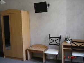 Desk, iron/ironing board, cots/infant beds, rollaway beds - Hotel George (Montmelian)