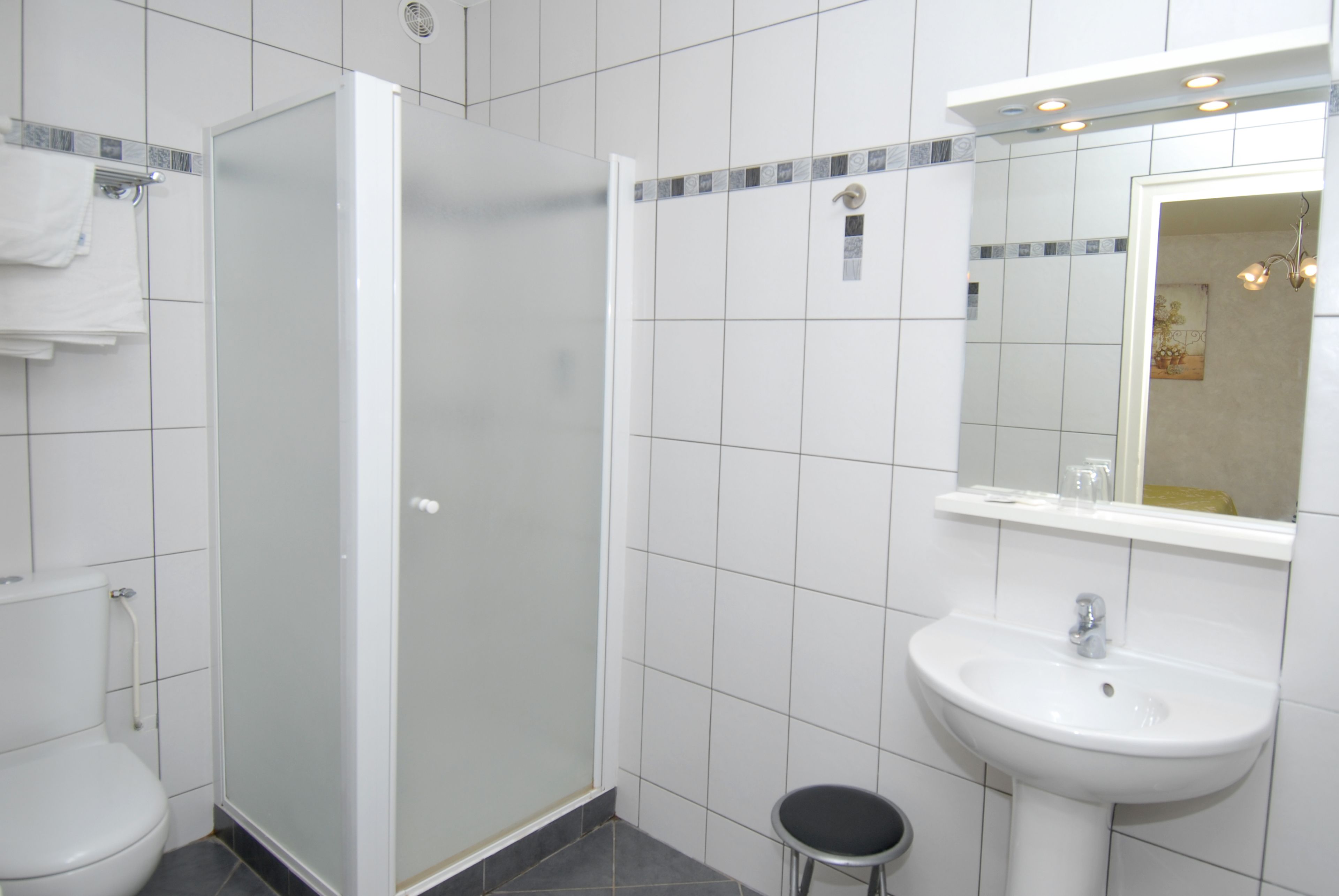 quadruple room | bathroom | free toiletries, hair dryer, towels