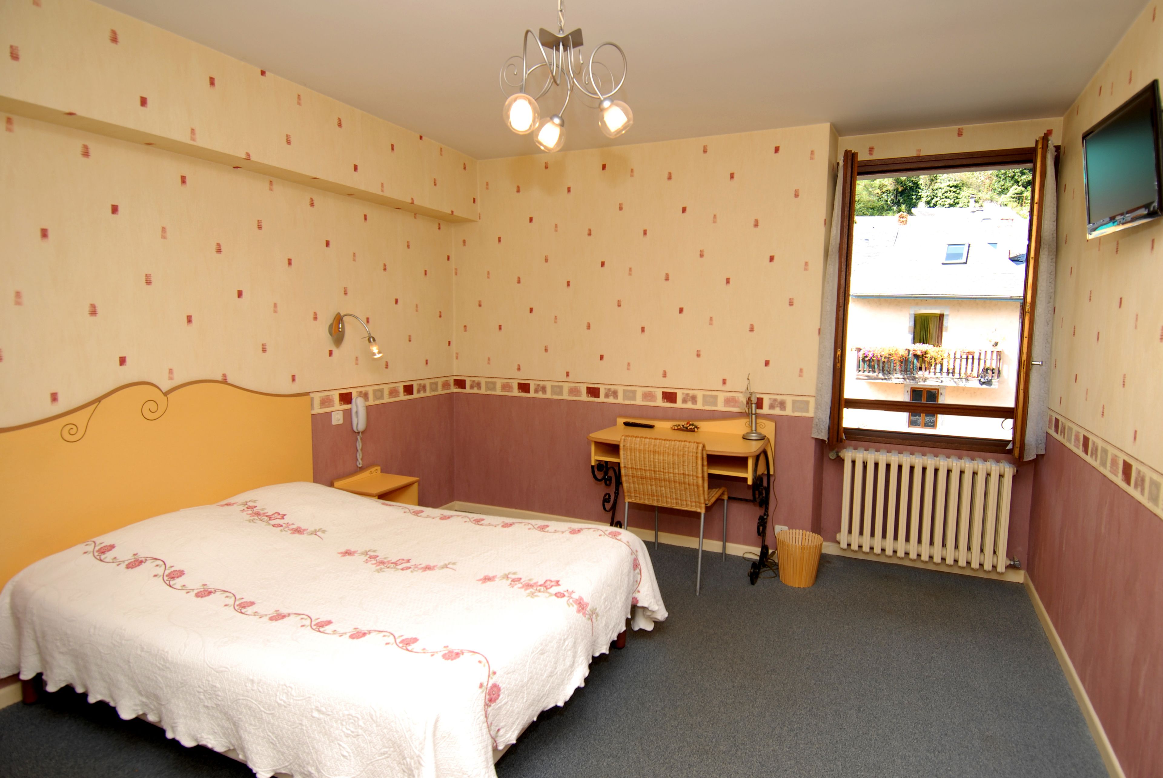 double room | desk, iron/ironing board, cots/infant beds, rollaway beds