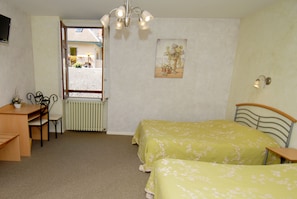 Quadruple Room | Meja, seterika/papan seterika, katil bayi/kot (surcaj) 