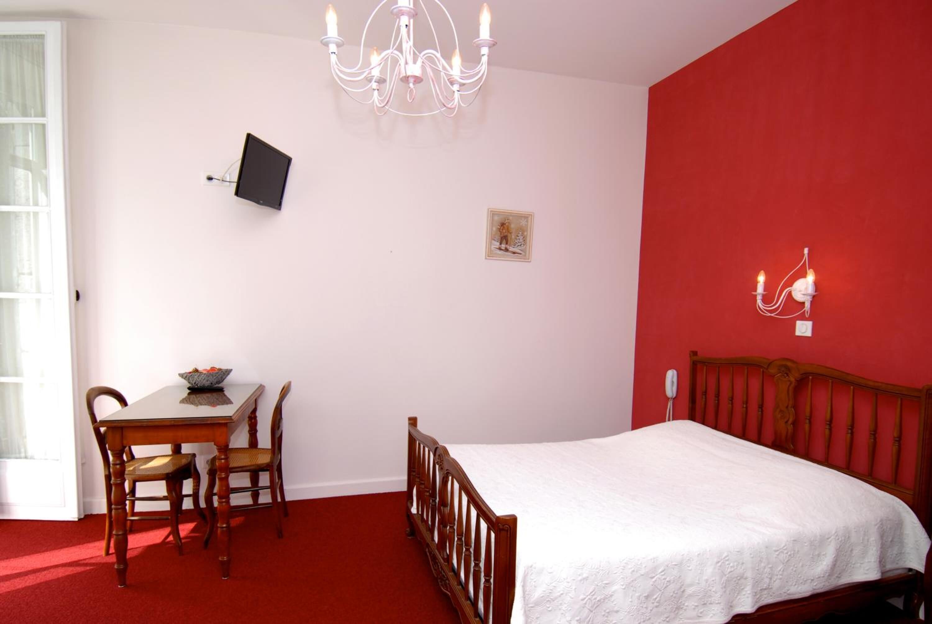 desk, iron/ironing board, cots/infant beds, rollaway beds