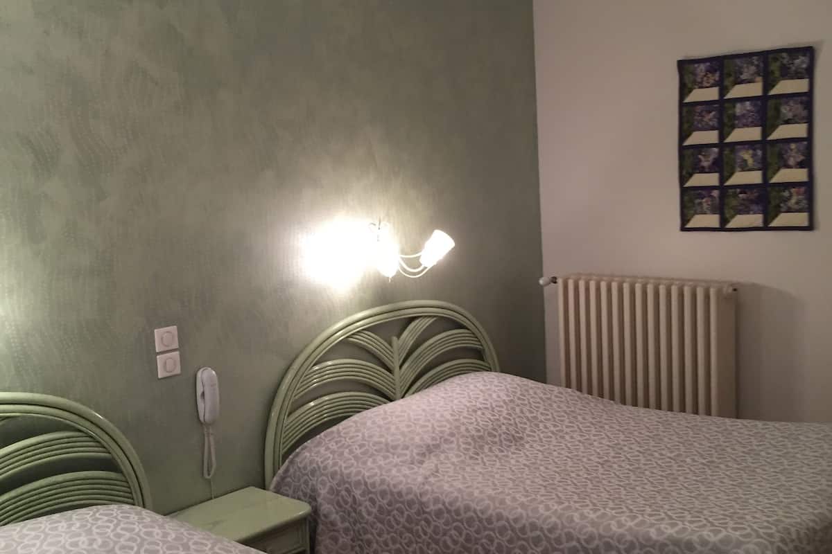 quadruple room | desk, iron/ironing board, cots/infant beds, rollaway beds