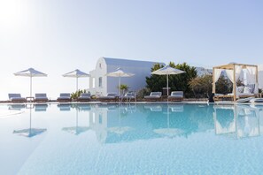 Piscina interna, piscina externa sazonal, guarda-sóis, espreguiçadeiras