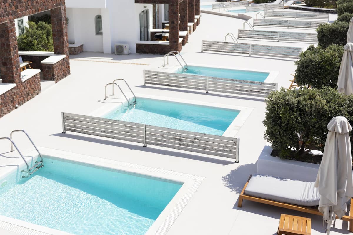 Suite ejecutiva, alberca privada | Ropa de cama de alta calidad y minibar