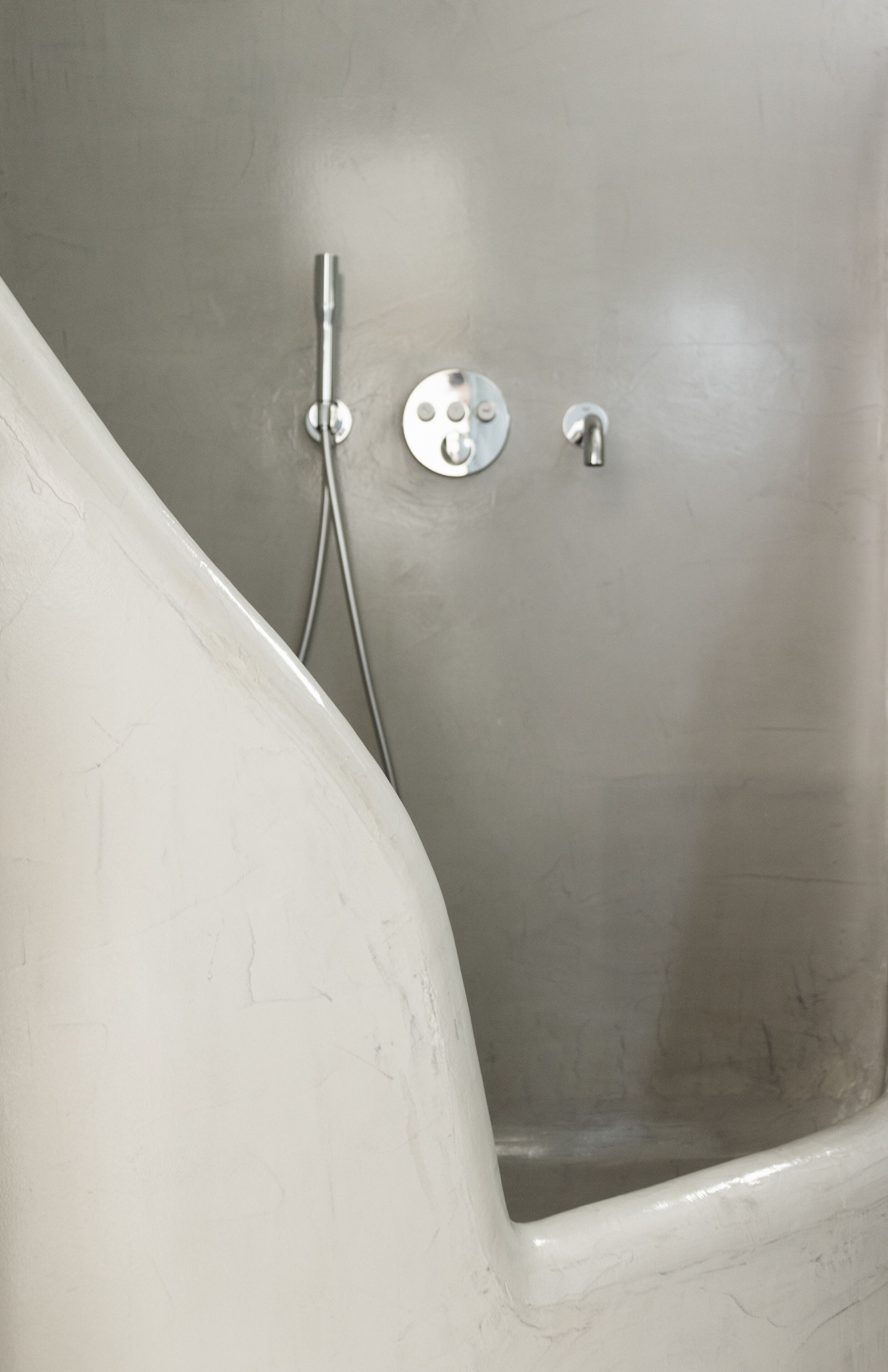 Un baño con ducha, inodoro y lavabo.