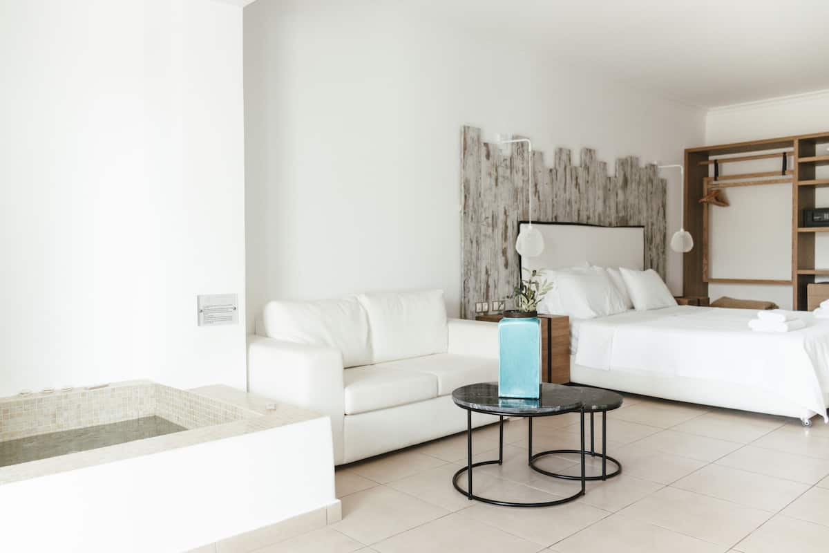 Suite junior, hidromasaje | Ropa de cama de alta calidad y minibar