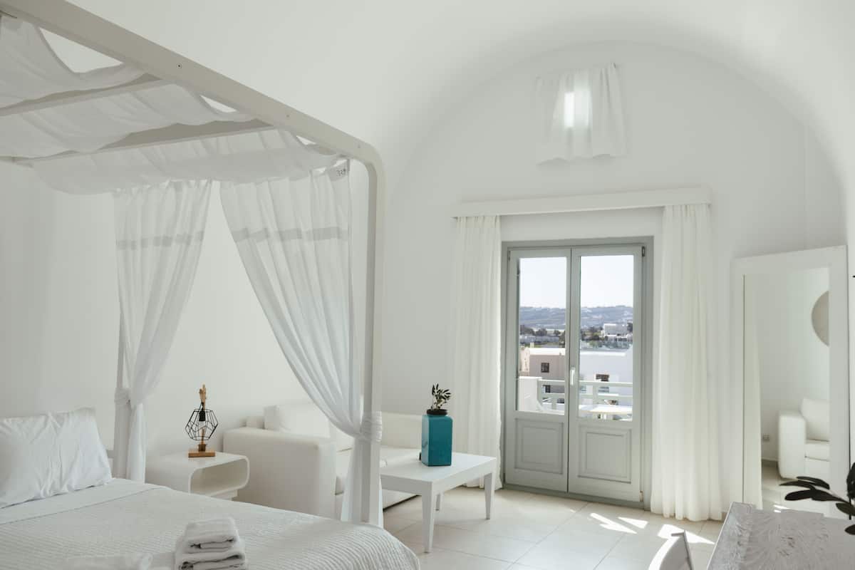 Honeymoon Suite with in room open walk in shower | Ropa de cama de alta calidad y minibar