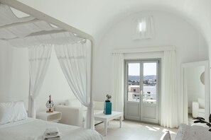 Honeymoon Suite with in room open walk in shower | 高級寢具、迷你吧、客房內保險箱、布置獨特