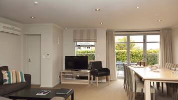 Suite, 3 Bedrooms, Jetted Tub | Living area