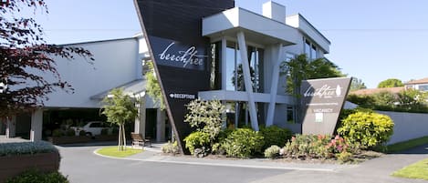 Fachada de la propiedad