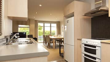 Suite, 3 Bedrooms, Jetted Tub | Private kitchen | Fridge, microwave, coffee/tea maker, electric kettle