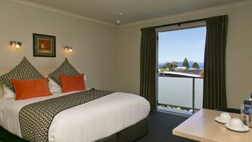 Estudio, hidromasaje, vista al lago | Vista desde la habitación