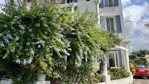 A two-story building with a sign reading "HOTEL ABERT". - Hotel Albert 1er (Cannes)