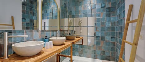 Superior tweepersoonskamer, balkon, uitzicht op zee | Badkamer | Gratis toiletartikelen, een haardroger, handdoeken, zeep