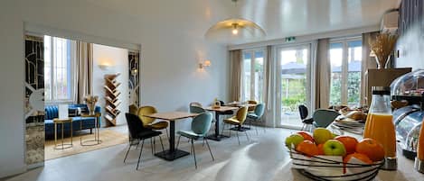 Desayuno buffet (EUR 15 por persona)