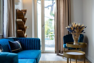 Televisión LCD 56 cm con canales de televisión vía satélite, televisión