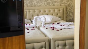 Double or Twin Room | Minibar, in-room safe, desk, soundproofing