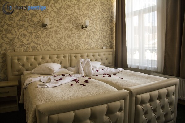 Dubbelrum eller tvåbäddsrum | Minibar, värdeförvaringsskåp på rummet, skrivbord och ljudisolering