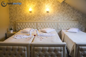 Trippelrum | Minibar, värdeförvaringsskåp på rummet, skrivbord och ljudisolering