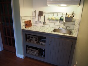 Suite Design | Cucina privata | Frigorifero, microonde, piano cottura, macchina per tè/caffè