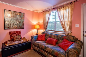 Design Suite | Living area | TV - Woodside Inn (Agassiz)