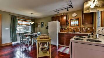 Cottage Romantique | Cuisine privée | Réfrigérateur, micro-ondes, plaque de cuisson, cafetiÚre/bouilloire