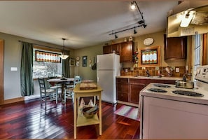 Romantic Cottage | Private kitchen | Fridge, microwave, stovetop, coffee/tea maker