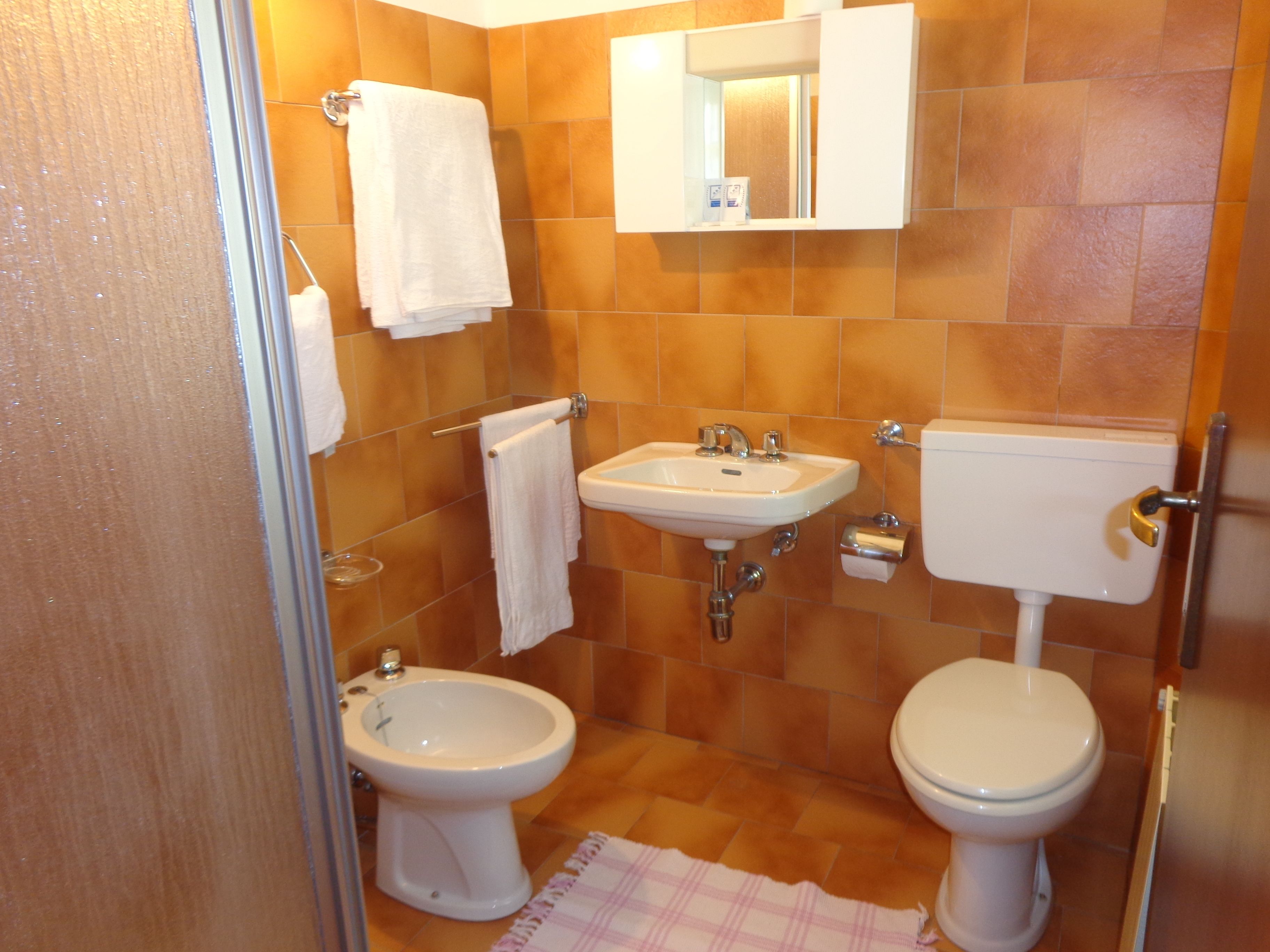 triple room | bathroom | shower, free toiletries, bidet, towels