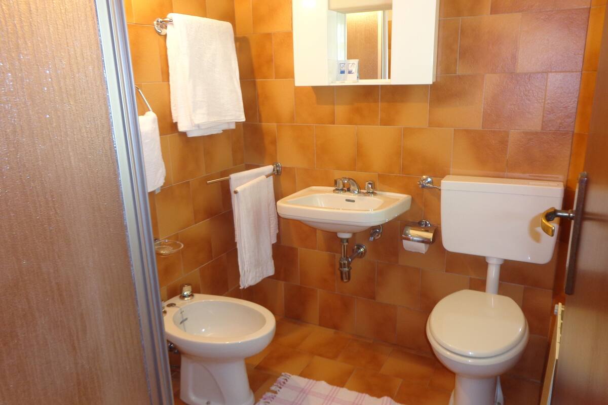 triple room | bathroom | shower, free toiletries, bidet, towels