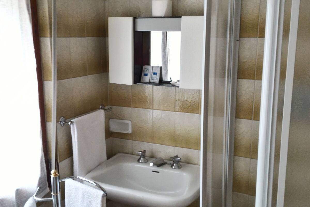 quadruple room, multiple beds, private bathroom | bathroom | shower, free toiletries, bidet, towels