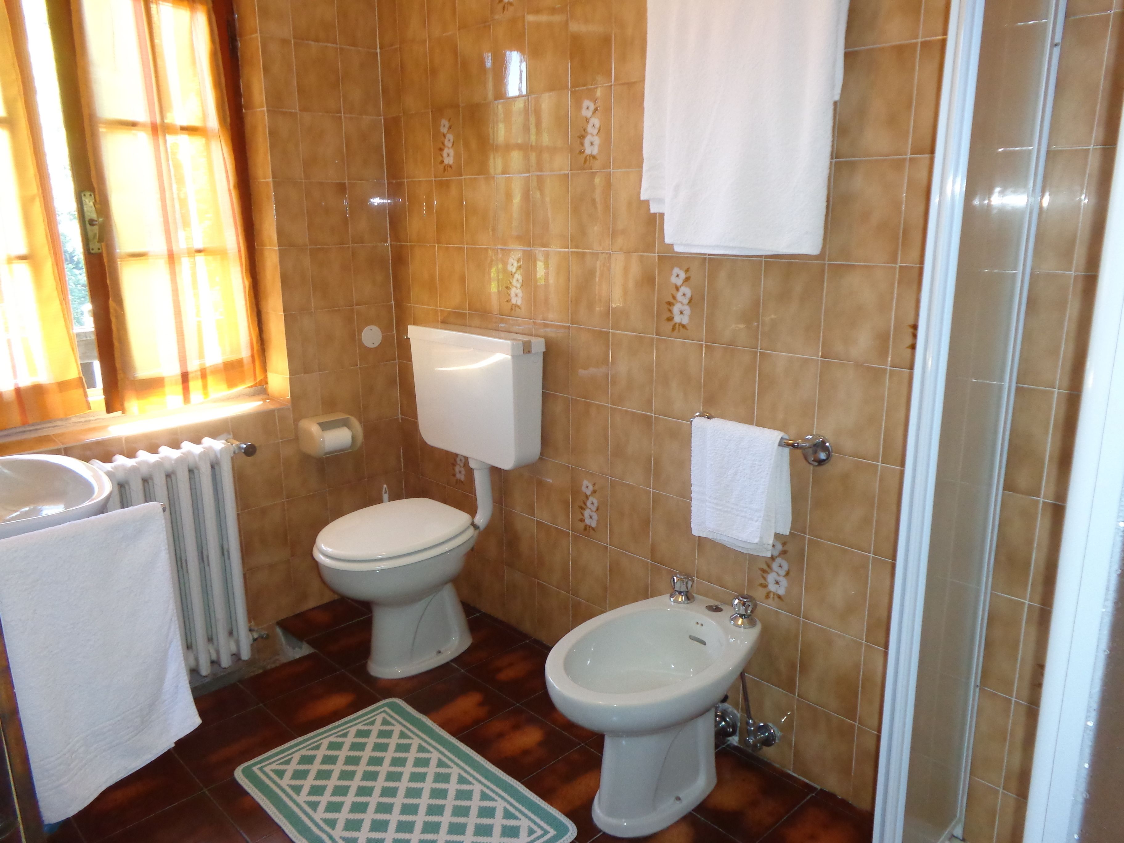 double room | bathroom | shower, free toiletries, bidet, towels