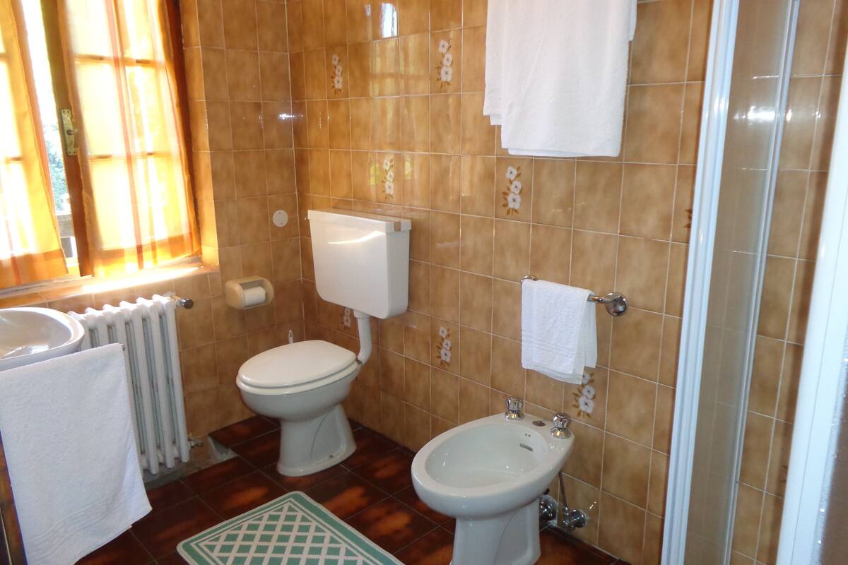 double room | bathroom | shower, free toiletries, bidet, towels