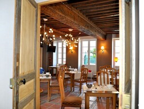 Café da manhã com buffet todos os dias (EUR 12 por pessoa)