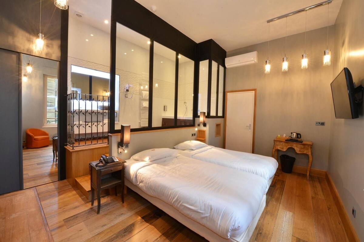 ห้องทวิน | โต๊ะทำงาน, ห้องเก็บเสียง, Wi-Fi ฟรี, ผ้าปูที่นอน