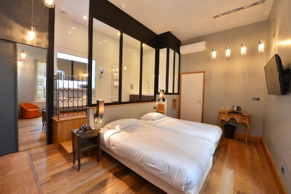 Quarto duplo | Escrivaninha, quartos à prova de som, Wi-Fi de cortesia, roupa de cama