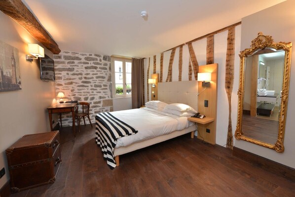 Desk, soundproofing, free WiFi, bed sheets