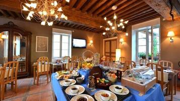 بوفيه فطور يوميًا بتكلفة قدرها (12 EUR للشخص)