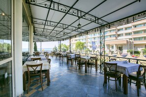 Breakfast, lunch, dinner served; local and international cuisine