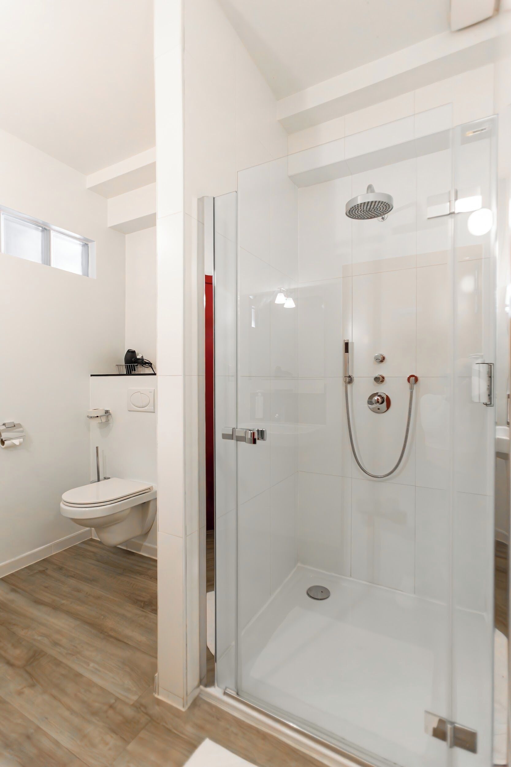 standard double or twin room | bathroom | combined shower/bathtub, rainfall showerhead, free toiletries