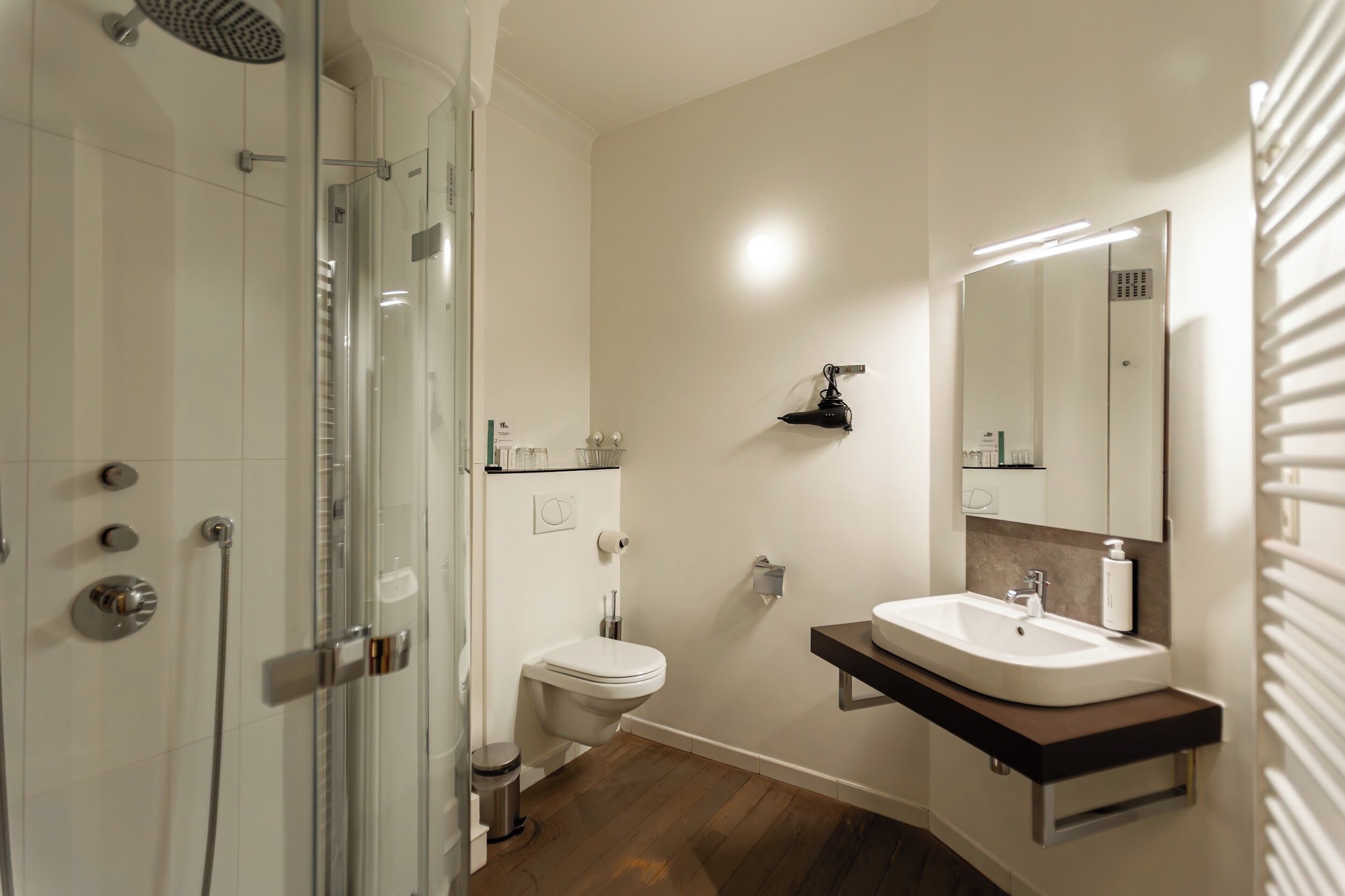superior double room | bathroom | combined shower/bathtub, rainfall showerhead, free toiletries