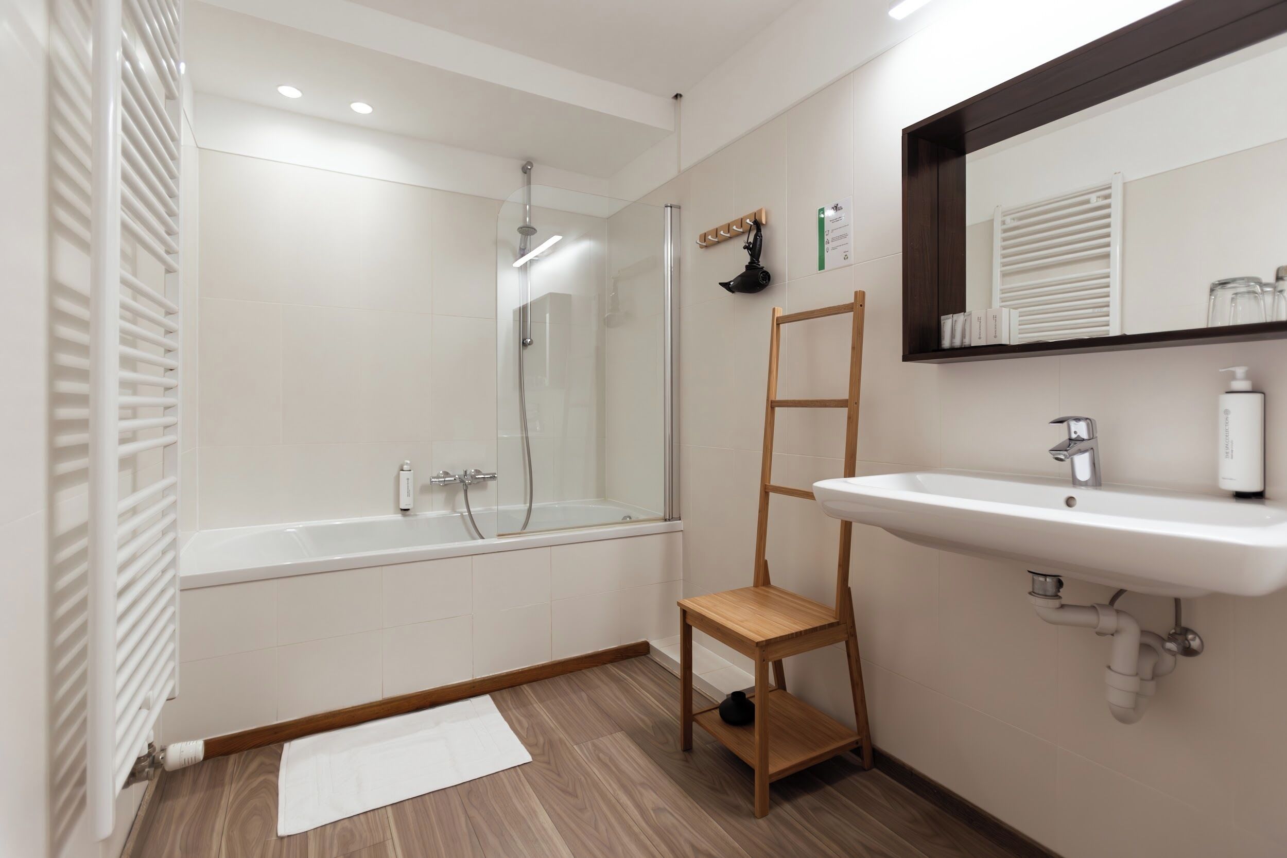 family quadruple room | bathroom | combined shower/bathtub, rainfall showerhead, free toiletries