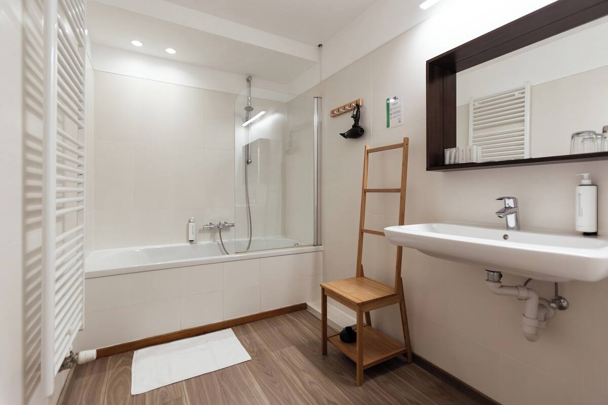 family quadruple room | bathroom | combined shower/bathtub, rainfall showerhead, free toiletries