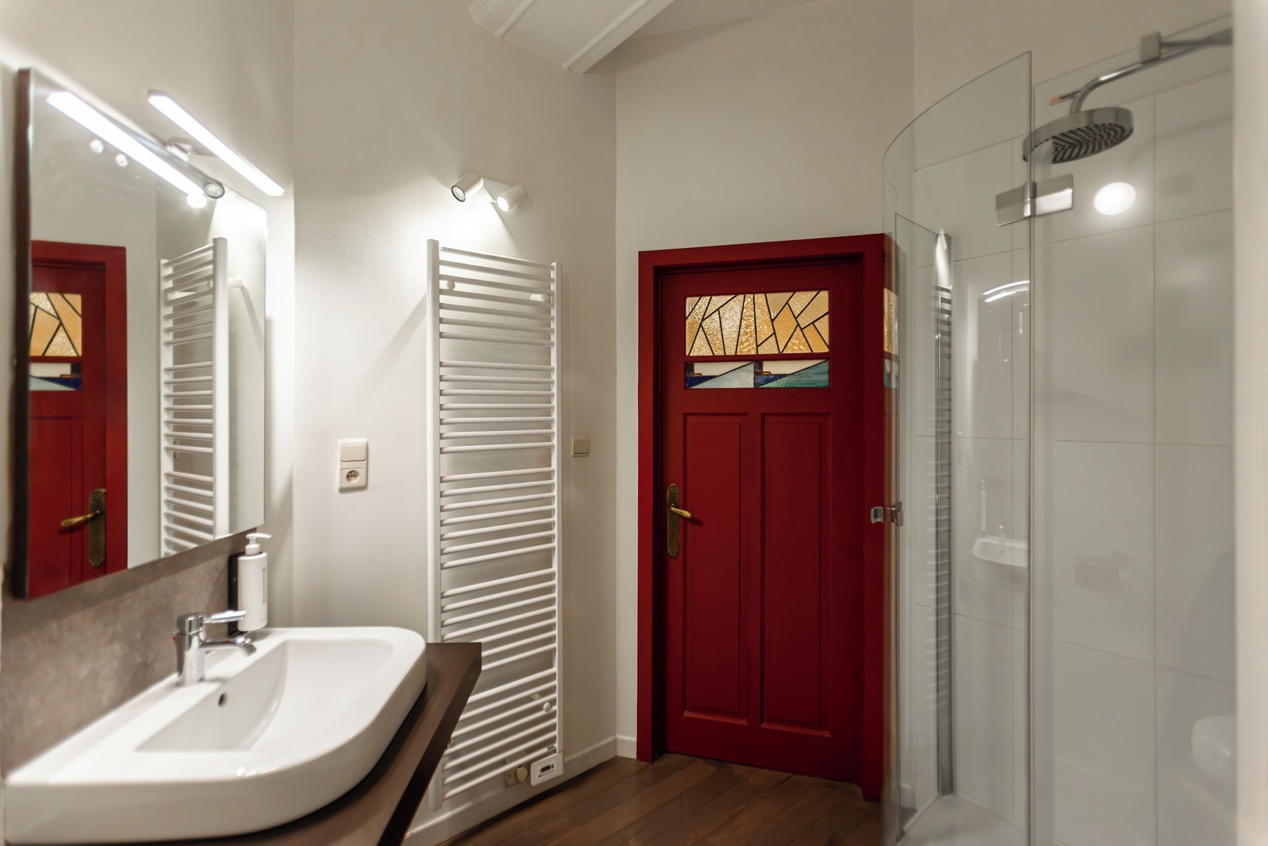 superior double room | bathroom | combined shower/bathtub, rainfall showerhead, free toiletries