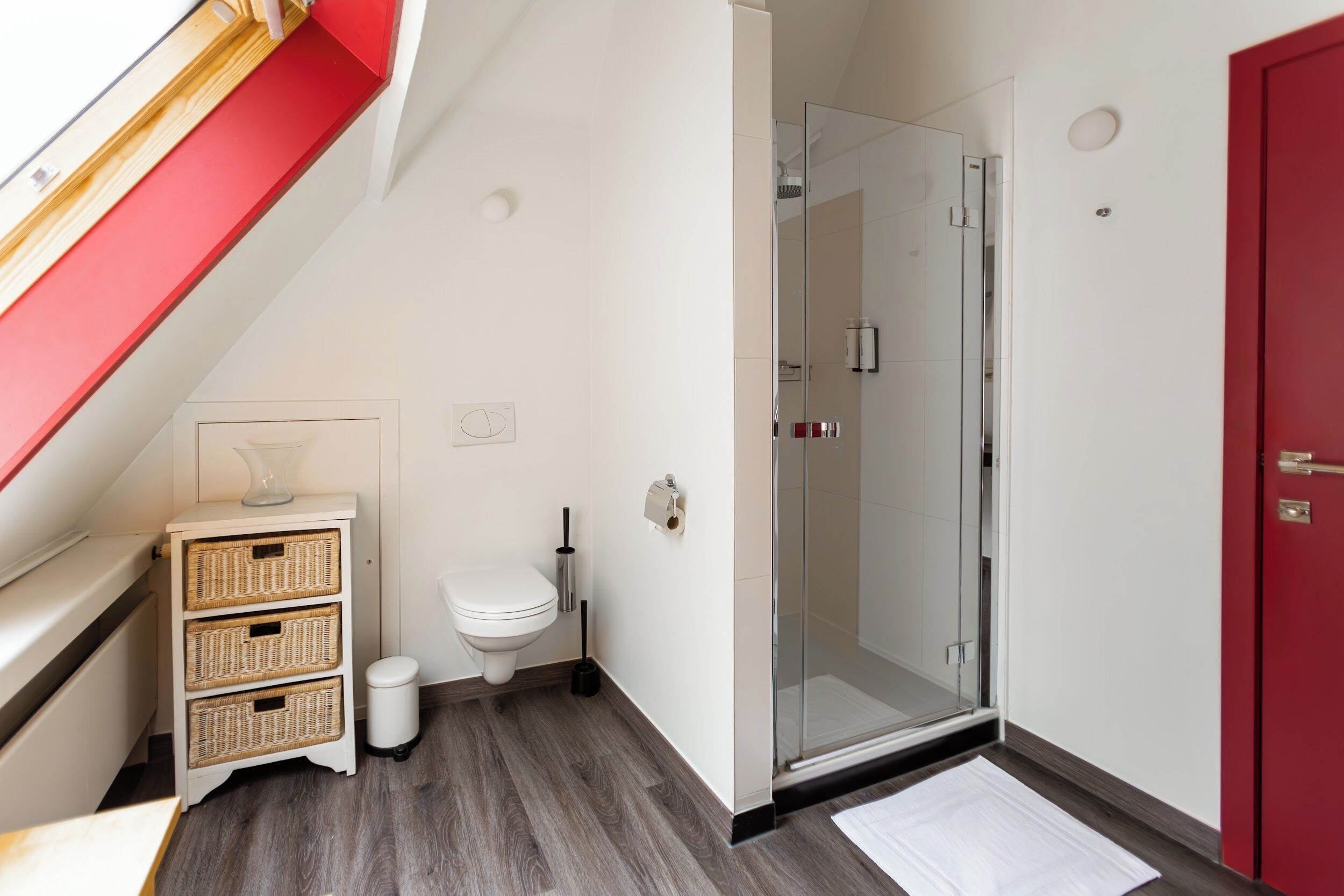 deluxe double room | bathroom | combined shower/bathtub, rainfall showerhead, free toiletries