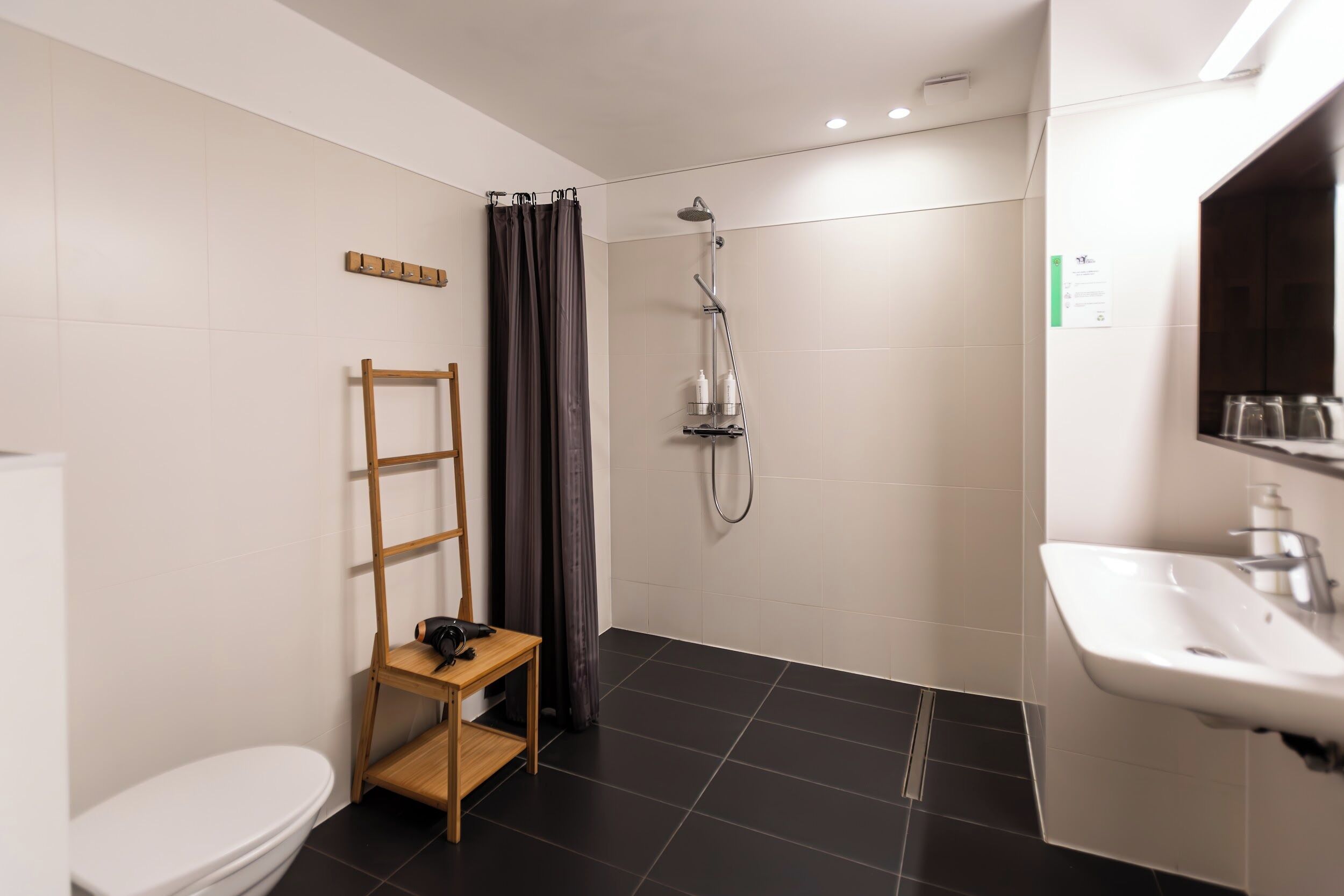 standard triple room | bathroom | combined shower/bathtub, rainfall showerhead, free toiletries